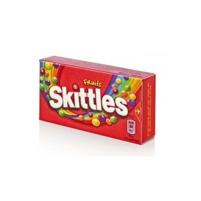 Embalagem de Skittles vermelho com design multicolorido e texto nutricional