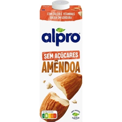 Embalagem de bebida Alpro amêndoa sem açúcares com imagem de amêndoas e selo Nutri-Score
