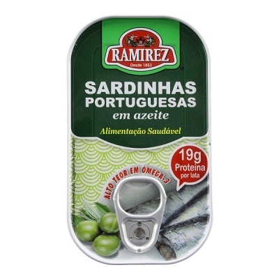 Lata de sardinhas portuguesas em azeite Ramirez com design verde, branco, vermelho e imagens de azeitonas e sardinhas.