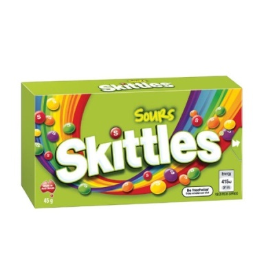 Caixa verde de Skittles Sours com balas coloridas e texto Energy 415kJ