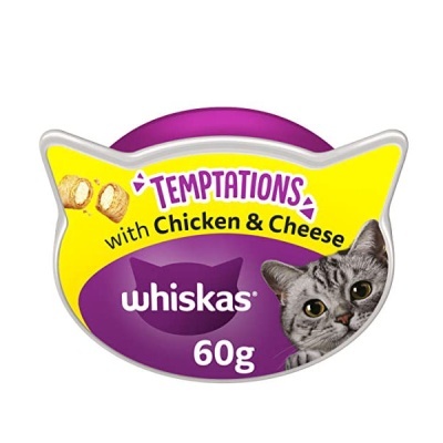 Embalagem amarela e roxa Whiskas Temptations Chicken & Cheese 60g com imagem de gato cinzento