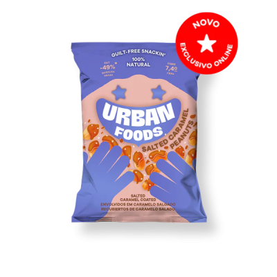 Pacote de snacks Urban Foods Salted Caramel Peanuts com design azul e rosa e selo vermelho 'Novo Exclusivo Online'