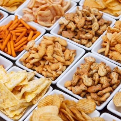 Recipientes com vários tipos de snacks salgados variados