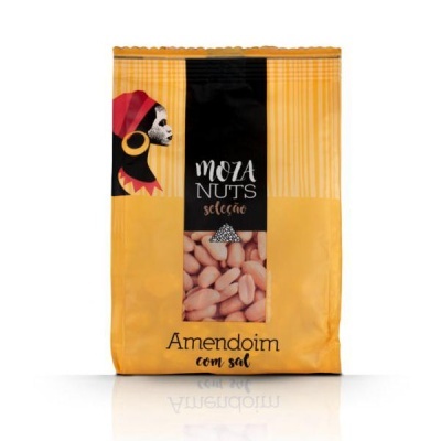 Pacote de amendoim MOZA NUTS seleção amarelo e preto com imagem de mulher com rosto pintado