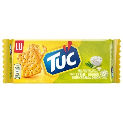Biscoitos salgados TUC sabor creme azedo e cebola em embalagem amarela