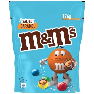 Embalagem azul de M&M's salted caramel com 176g e personagem laranja segurando M&M recheado