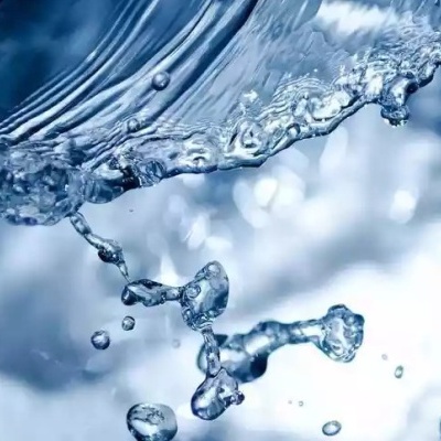 Imagem close-up de água em movimento com gotas suspensas