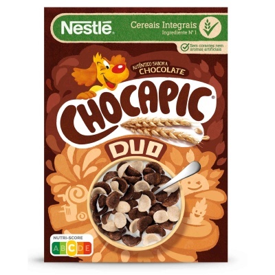 Caixa de cereais Nestlé Chocapic Duo sabor chocolate, embalagem castanha com texto e ilustrações.
