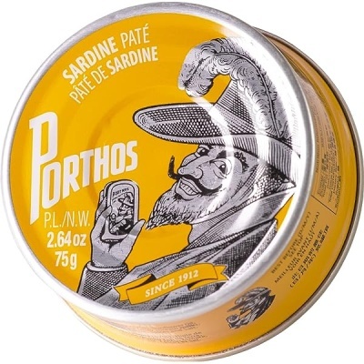 Lata amarela de patê de sardinha Porthos com ilustração de homem e texto em branco