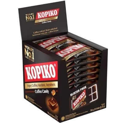 Caixa preta de doces de café Kopiko aberta com pacotes individuais dentro