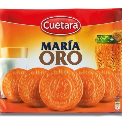 Pacote de bolachas Cuétara María Oro com imagem das bolachas e copo de leite