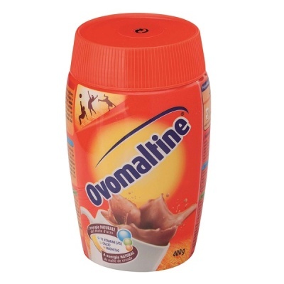 Embalagem vermelha e laranja de Ovomaltine 400g com imagem de bebida de chocolate