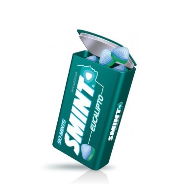 Embalagem aberta de pastilhas Smint eucalipto verde-azulada com pastilhas triangulares.