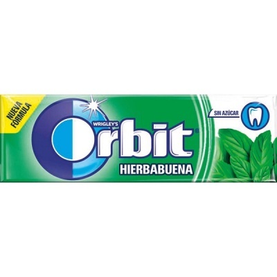 Embalagem verde e azul de pastilhas Orbit Hierbabuena com texto e imagens de folhas e dente