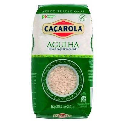 Pacote verde e branco de arroz Agulha Caçarola de 1 kg com janela transparente mostrando grãos de arroz.