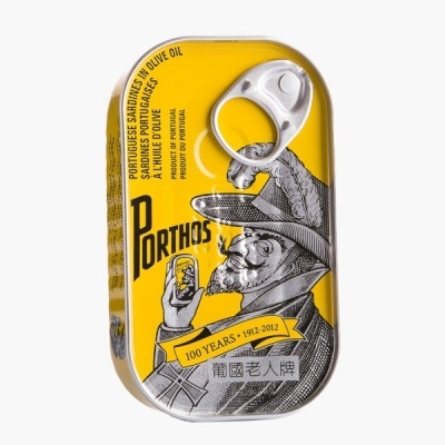Lata amarela de sardinhas em azeite com ilustração vintage e texto Porthos