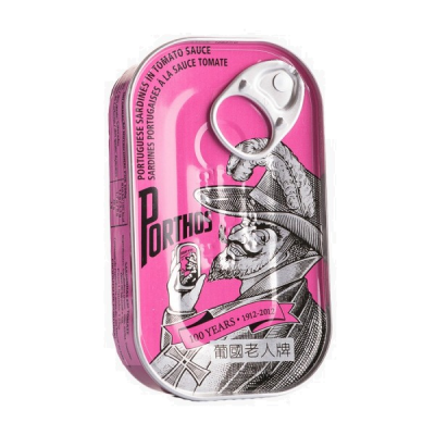 Lata rosa de sardinhas portuguesas em molho de tomate com ilustração de homem e texto Porthos