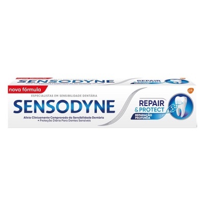 Embalagem branca e azul de pasta de dentes Sensodyne Repair & Protect com texto em português