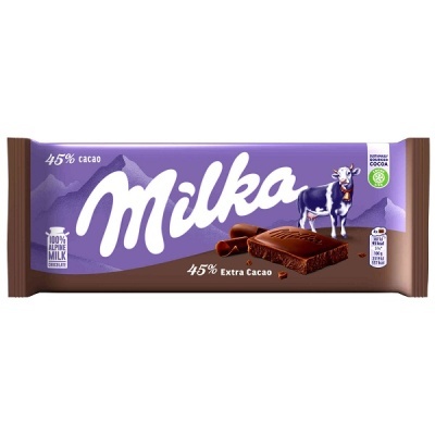Barra de chocolate Milka roxa com 45% cacau e imagem de vaca.