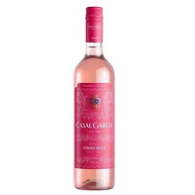 Garrafa de vinho rosé Casal Garcia com rótulo rosa e texto branco