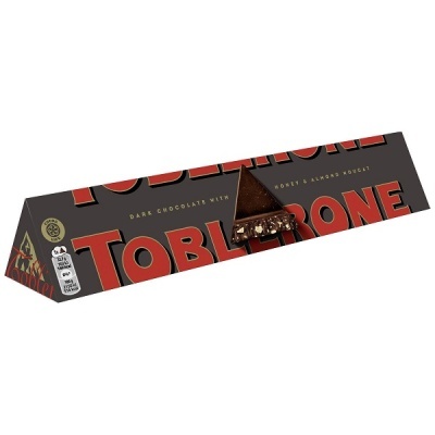 Embalagem triangular de chocolate Toblerone castanha escura com texto e triângulo de chocolate visível