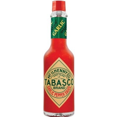 Garrafa de molho Tabasco Brand Garlic Pepper Sauce com rótulo verde e amarelo e tampa vermelha