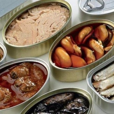 Latas abertas de conservas de peixe e marisco