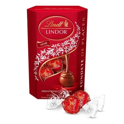 Embalagem vermelha de chocolates Lindt Lindor e duas trufas embrulhadas