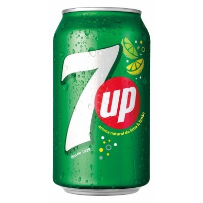 Lata verde de refrigerante 7up com gotas de água