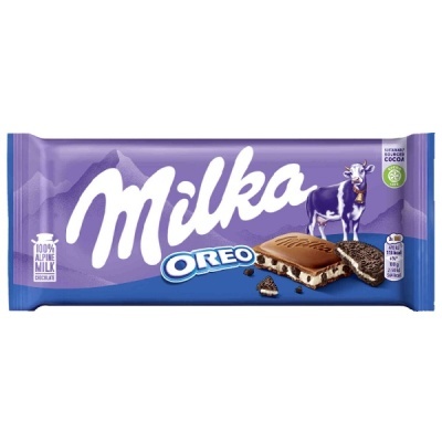 Barra de chocolate Milka Oreo com embalagem roxa e imagem de vaca