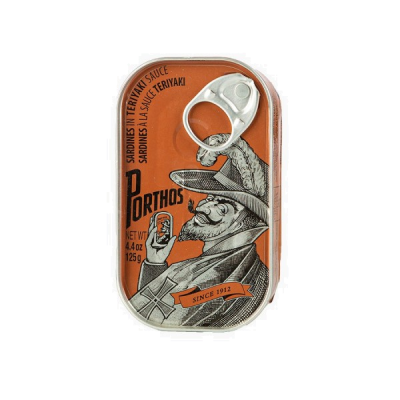 Lata de sardinhas em molho teriyaki Porthos com ilustração de homem, fundo laranja