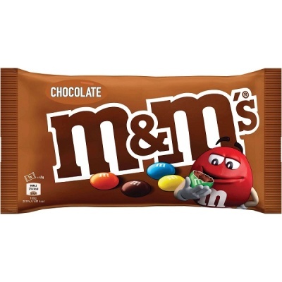 Embalagem de chocolate M&M's castanha com personagem vermelha e M&M's coloridos.