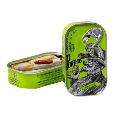 Latas verdes e pretas de sardinhas Porthos, uma aberta e outra fechada com ilustração de homem