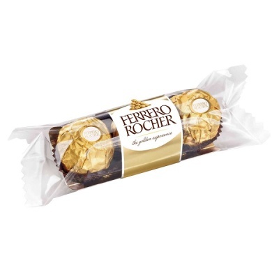 Pacote transparente com três bombons Ferrero Rocher em papel dourado.