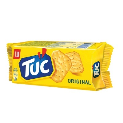 Pacote amarelo de bolachas TUC Original com duas bolachas à vista