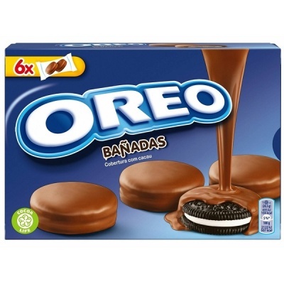 Embalagem azul de bolachas OREO cobertas com chocolate