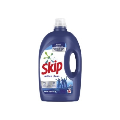 Detergente Skip Active Clean em embalagem azul com tampa branca