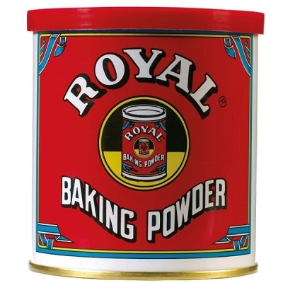 Lata de fermento Royal Baking Powder vermelha e branca com texto e logotipo central