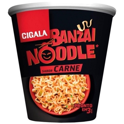 Copo de noodles instantâneos Cigala Banzai Noodle sabor carne preto e vermelho