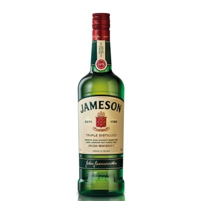 Garrafa verde de whisky Jameson com rótulo branco e tampa vermelha