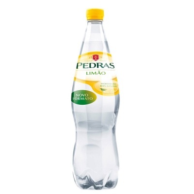 Garrafa de água Pedras sabor limão com rótulo branco e tampa amarela