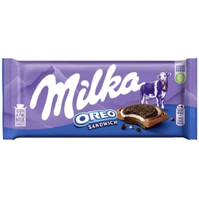 Embalagem lilás de chocolate Milka Oreo Sandwich com vaca roxa e biscoito Oreo