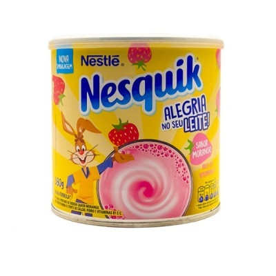 Lata amarela de Nesquik sabor morango com coelho e morangos na embalagem