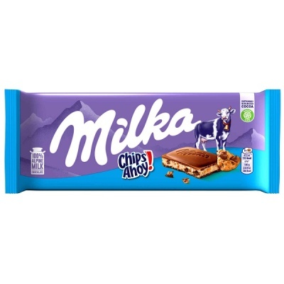 Barra de chocolate Milka Chips Ahoy! em embalagem roxa e azul com vaca e bolachas