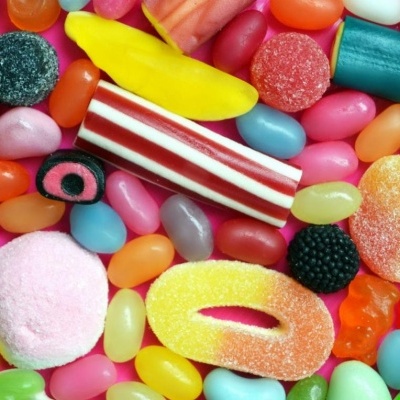 vários rebuçados coloridos com diferentes texturas e formas