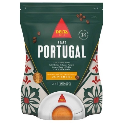 Pacote de café moído Delta Cafés Roast Portugal com chávena de café