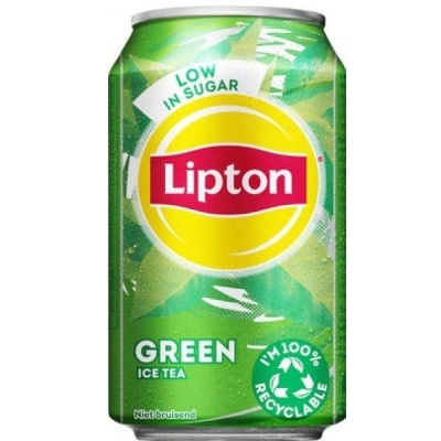 Lata verde e amarela de chá Lipton Ice Tea com textos sobre baixo açúcar e ser 100% reciclável