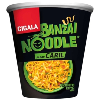 Pacote preto de noodles instantâneos Cigala sabor caril
