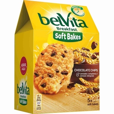 Embalagem amarela de bolachas Soft Bakes com pedaços de chocolate belVita