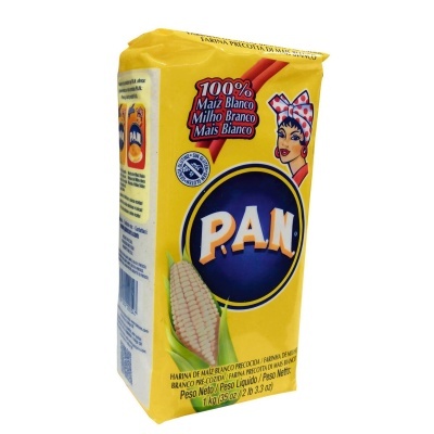 Pacote amarelo de farinha de milho branca P.A.N. com logo e imagem de milho